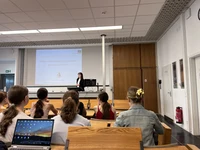Prof. Dr. Melanie Braun hält ihre Vorlesung zu Mikroplastik in Böden
