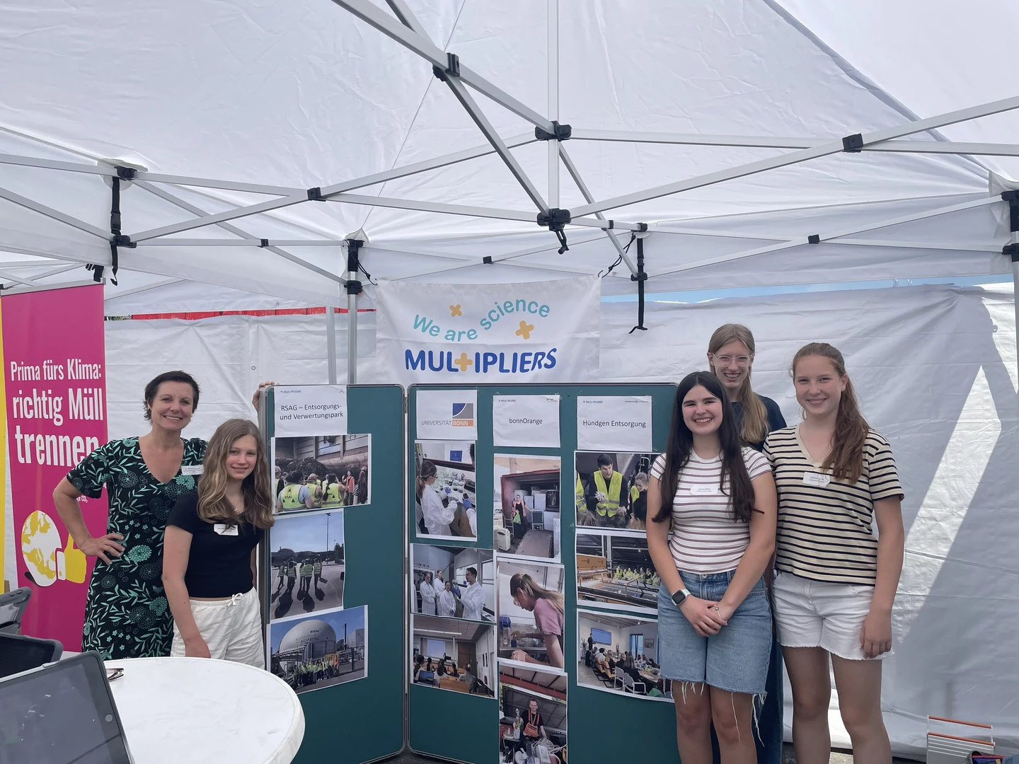 Infostand der LFS-Schülerinnen beim 1. Forum der Kreislaufwirtschaft Infostand der LFS-Schülerinnen beim 1. Forum der Kreislaufwirtschaft